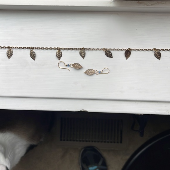 Gold colored necklace 7 small  leaves  1 1/2 “ apart on chain & matching earring - Picture 4 of 4